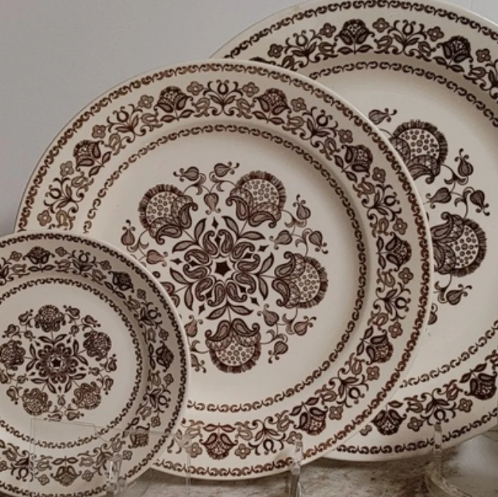 4 Dinner Plates Vintage Royal Wellesley Folkart Flower Brown & Ivory